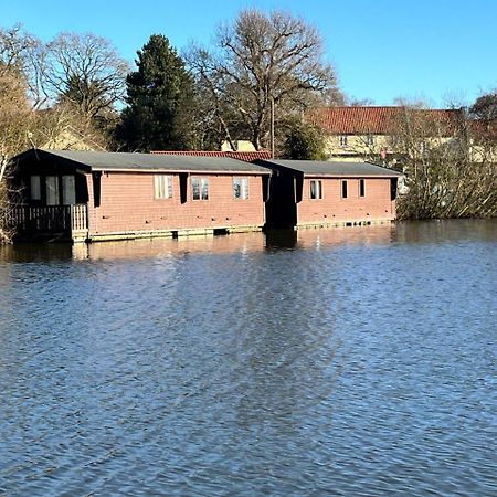 Hickling Broads Lodge Houseboat Stalham Exteriör bild