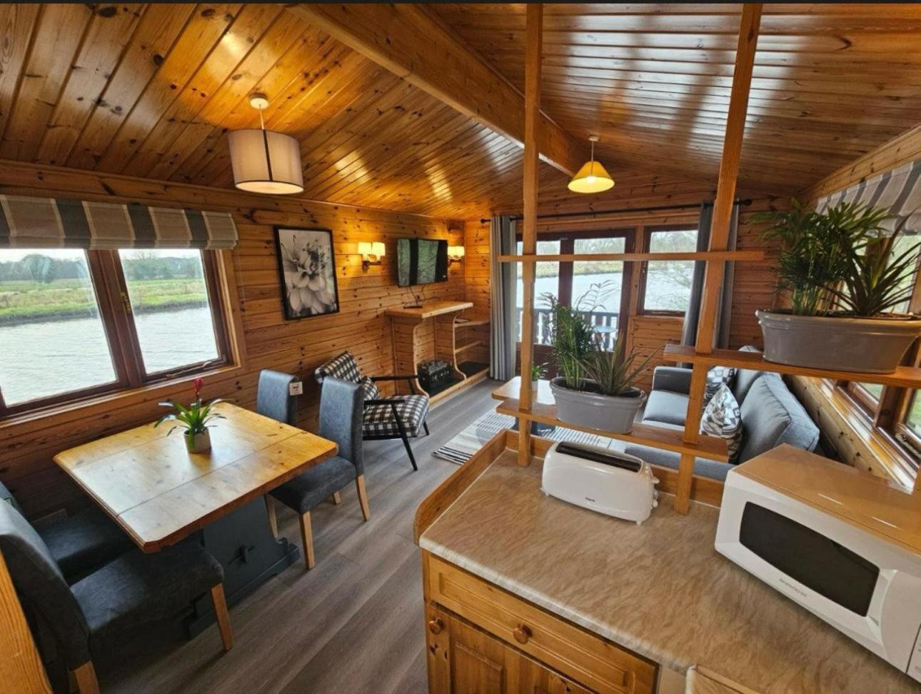 Hickling Broads Lodge Houseboat Stalham Exteriör bild